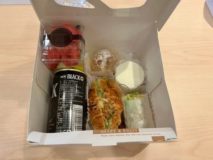 水果、咖啡、卡士達泡芙、蝦鬆可頌、奶酪、炸蝦手捲，水果沒吃。