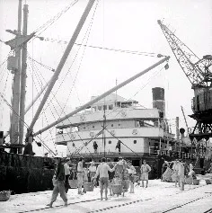 1951年3月10日，大批的美援物資從海外運來。這是一批散裝的肥料，在基隆港口卸物的情形。一群工人正在忙著搬送。這些肥料將來再分運到多地農村，幫助人民增加生產（圖：中央社國家文化部記憶庫計畫)