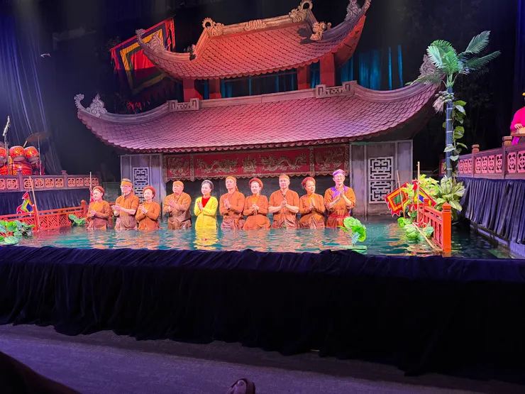 散場時,後台操偶師出來謝幕。