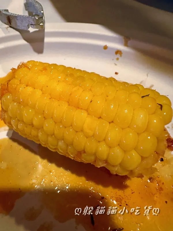 玉米吸飽醬汁，一口咬下滿嘴暢快淋漓的鮮甜，不愛吃玉米的喵不小心一次就啃了二支XDD
