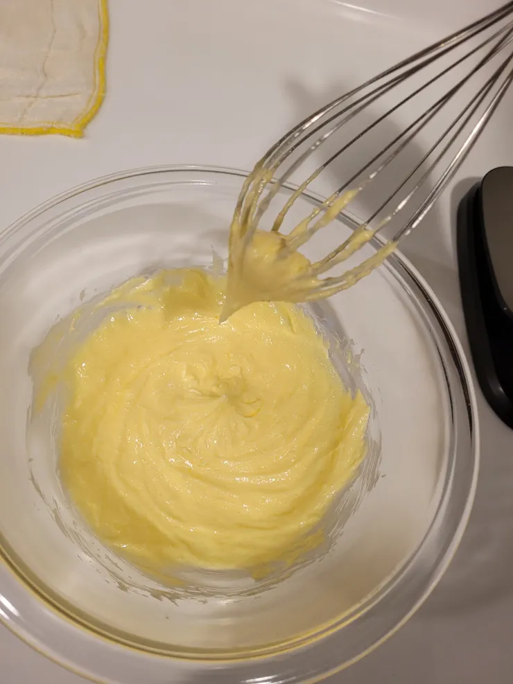 奶油+細砂糖+蛋黃攪拌完成樣子