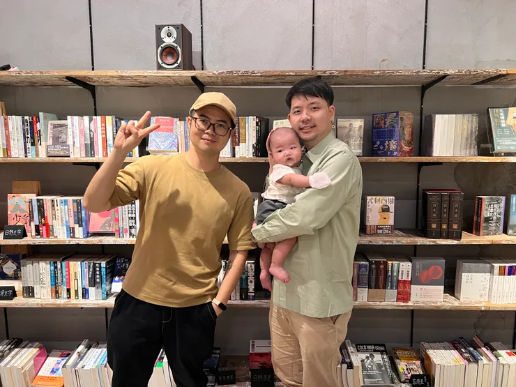 筆者與林韋地對談後在季風帶書店合影