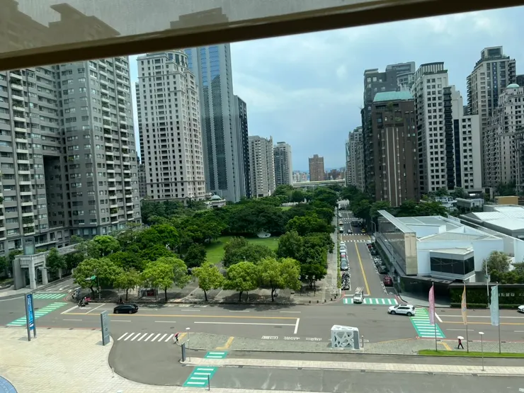 大道中間的綠樹與草地，是台中市民能夠放鬆的綠地。