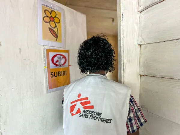 一名無國界醫生助產士督導走進剛果第二大城戈馬（Goma）一間診所的小黃花房間。照片攝於2025年3月25日。© Laora Vigourt/MSF