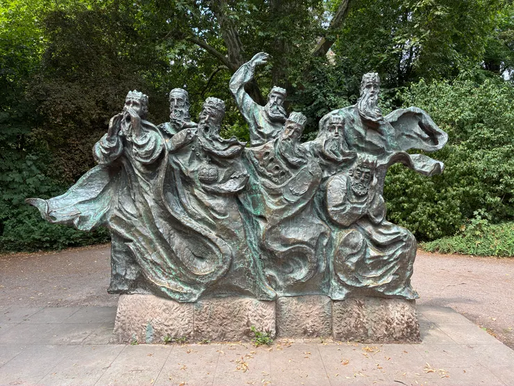 萊茵河畔的這個塑像，是關於一個古老的斯派爾傳說，神聖羅馬帝國皇帝們從主教座堂出發，跨越萊茵河，援助急需幫助的帝國。他們呼喊：「擺渡人，渡過萊茵河！」