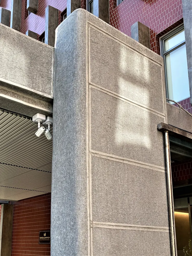 1972年落成的國父紀念館，王大閎就已大量使用斬石子，且當時就有在上面畫出分割線的做法