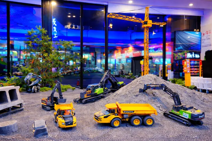 期間限定的沙坑挖掘區，讓小朋友親身體驗操作精密挖土機的樂趣。 圖/達拉樂樂屋提供