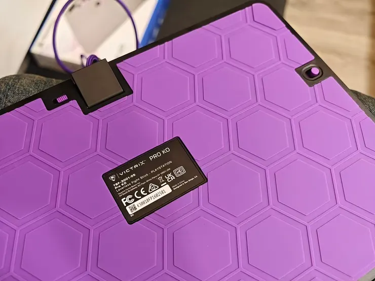 背面有著紫色的防滑墊,設計得非常貼心!