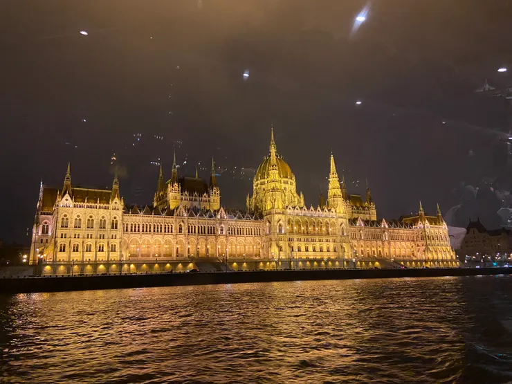 早上的國會大廈,晚上點燈後直接被抹上一金黃色,整個河畔的建築都是如此