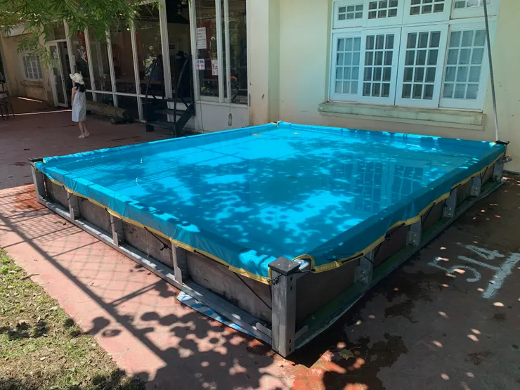 營本部前面的大水池,小孩子可以玩水消暑。