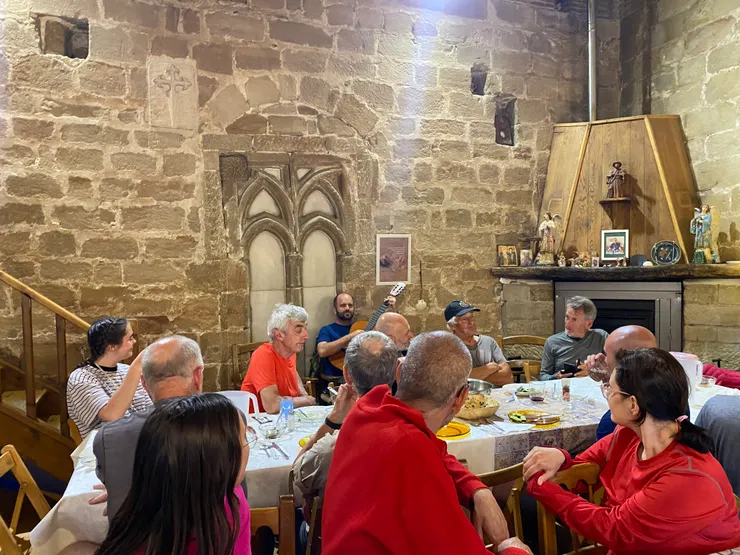 飯後一起唱歌的大家