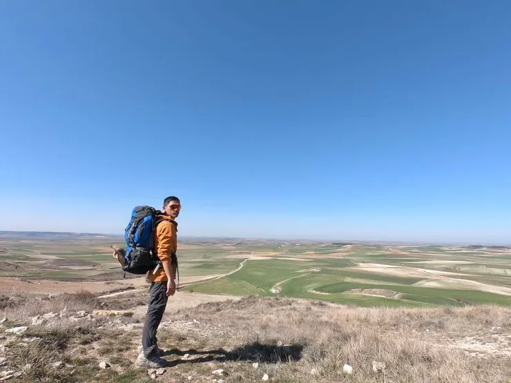 有時候，我們只需要轉身迎向眼前的那條路。