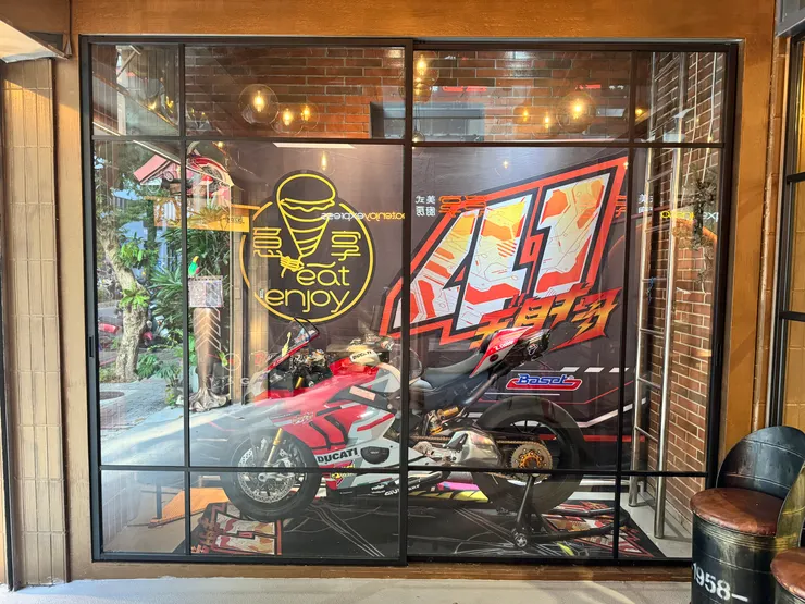 門外的帥氣重機擺設，很好奇是不是老闆的珍藏呢?!