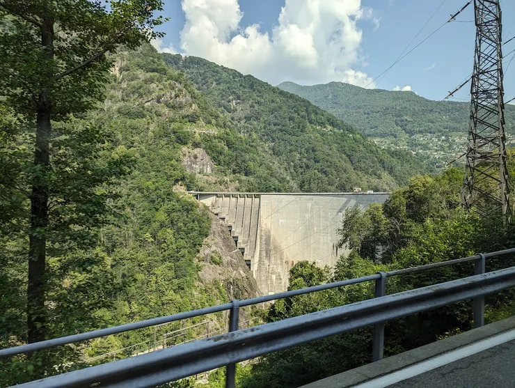 曾經出現在007電影裡的Diga Verzasca水壩