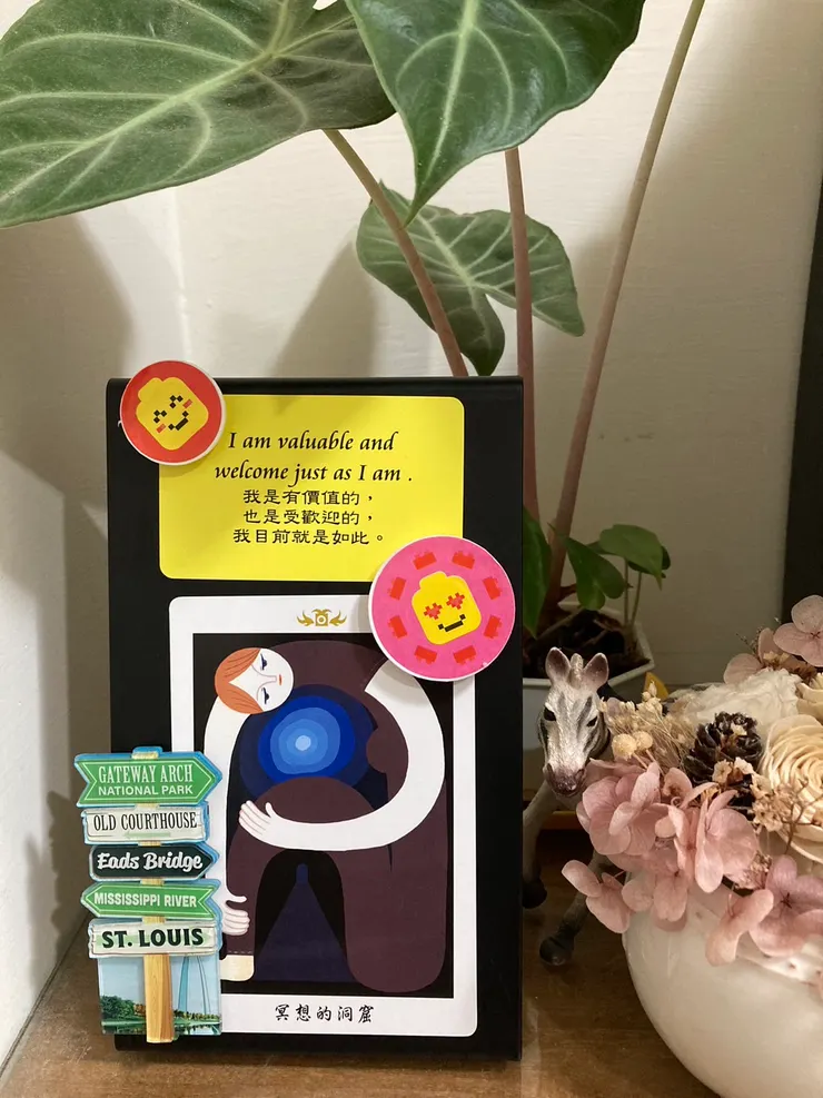 豆瓣電影日曆是使用很有質感的金屬立架！當成每天抽牌卡的展示區也非常不錯！