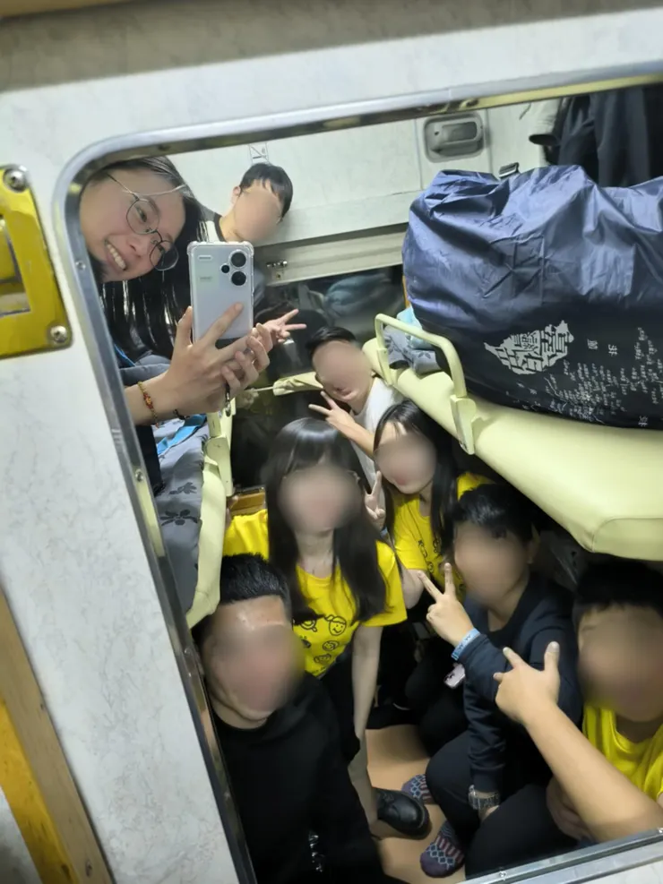 臥鋪火車上，小小的包廂塞滿大家