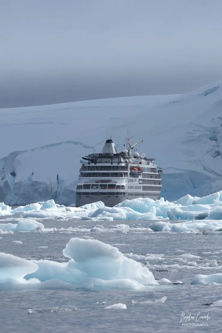 感謝隨船攝影師美照,此行搭乘的銀雲號正在浮冰上破冰前行