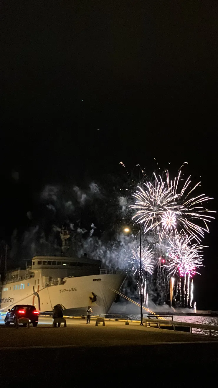 小巧可愛海上煙火