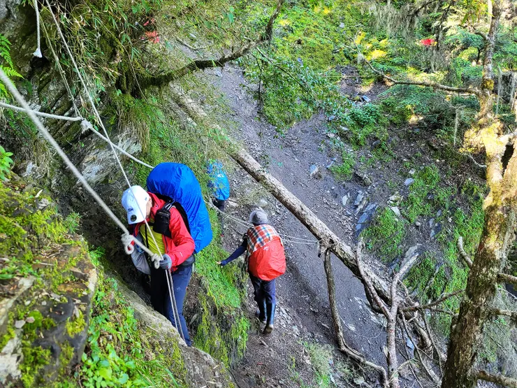 小心通過崩塌地