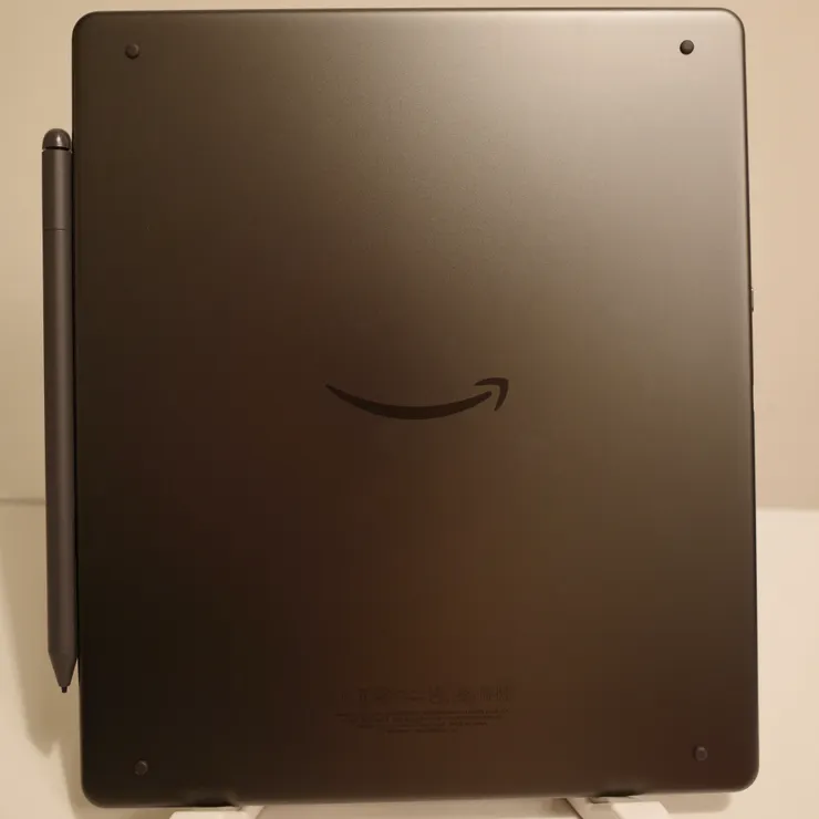 美麗冰冷的金屬背板，以及四個小腳墊