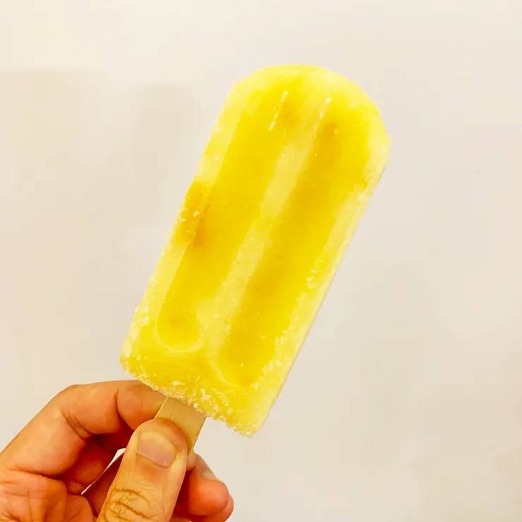 當我們要離開時，外面又下起大雨，我們乾脆買了金桔冰棒，在店內小休息一會。