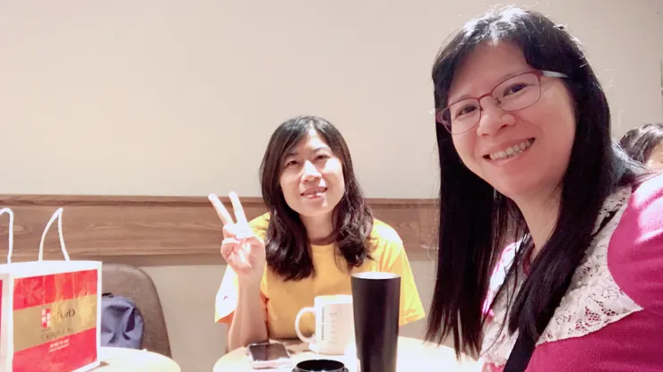 下山遇大雨，還好士林捷運站的公車站牌附近有路易莎可躲雨