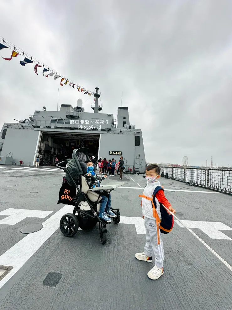 登上軍艦甲板吹海風~