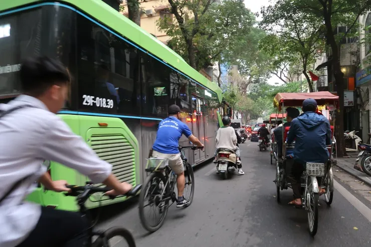 穿梭在車陣中的三輪車