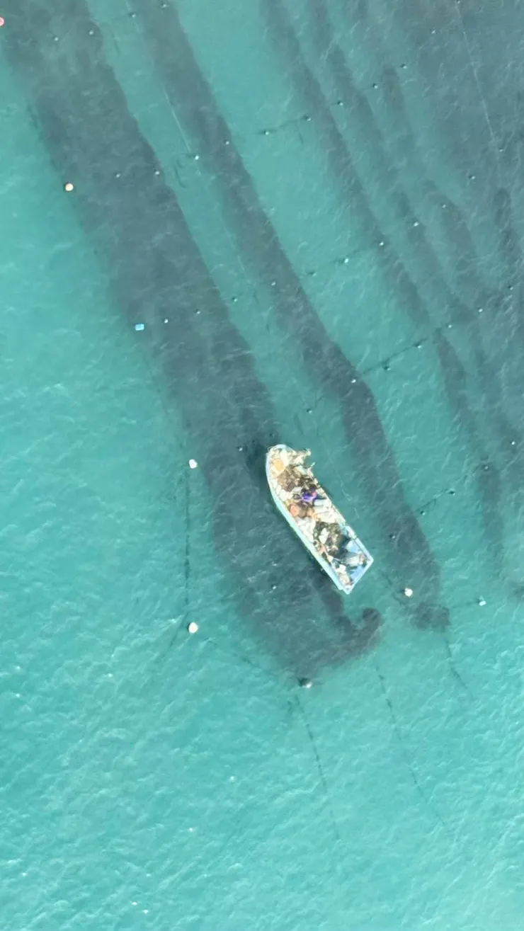 透明水晶纜車看下去是一片蔚藍。