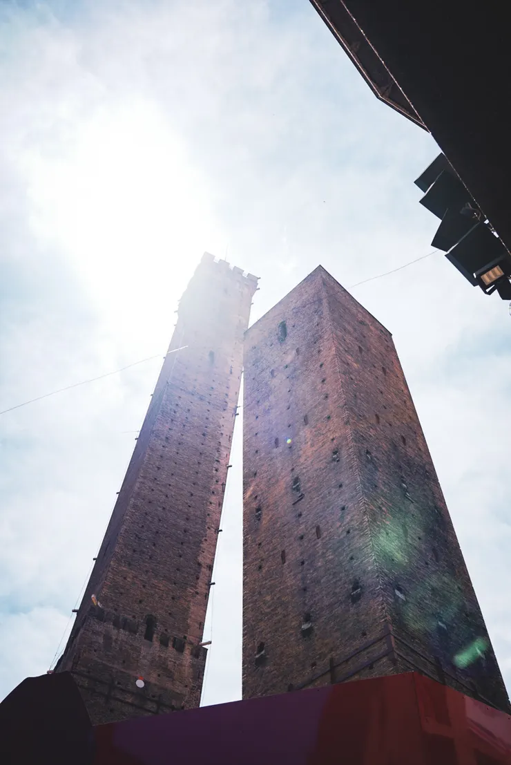 很明顯塔樓並不是直的