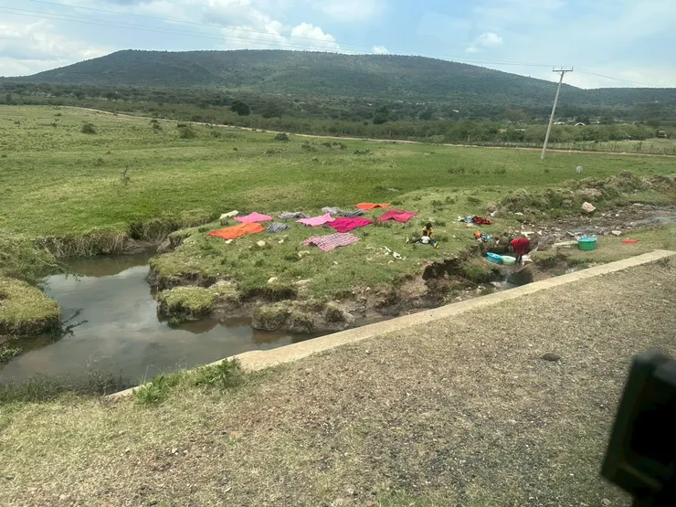 早上婦女會到溪水拿水飲用跟洗衣 洗完就放草地上晾乾