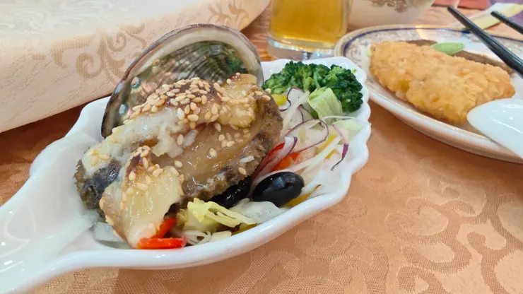 這個鮑魚好吃，我吃了三個