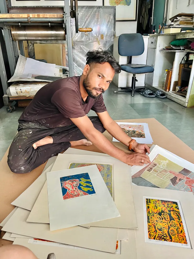 小哥特別喜歡人臉，觀察各式各樣的表情，好像在腦中帶他遊歷了世界