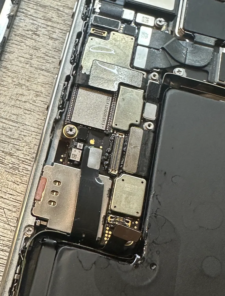 iPhone 15 pro 泡水案例