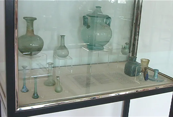 迦太基國家博物館的「玻璃」器皿。根據老普林尼記載的一個傳說，「玻璃」是由腓尼基人發明的，據說他們長期保守著玻璃製造的秘密。事實上，他們可能發展了玻璃吹製技術，更重要的是，他們大規模地實現了玻璃生產的「商業化」。
