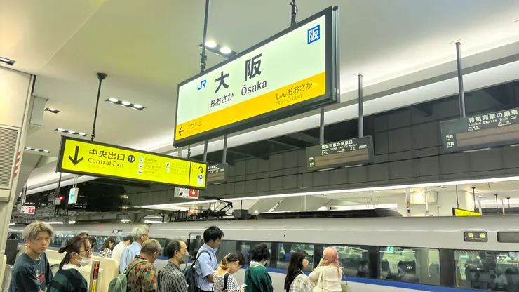 人潮相當多的大阪站。