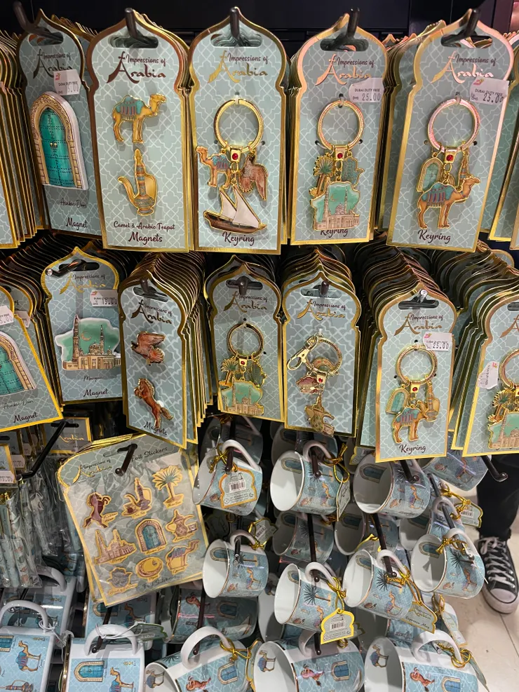 杜拜禮品店很多駱駝 鑰匙圈要225台幣...