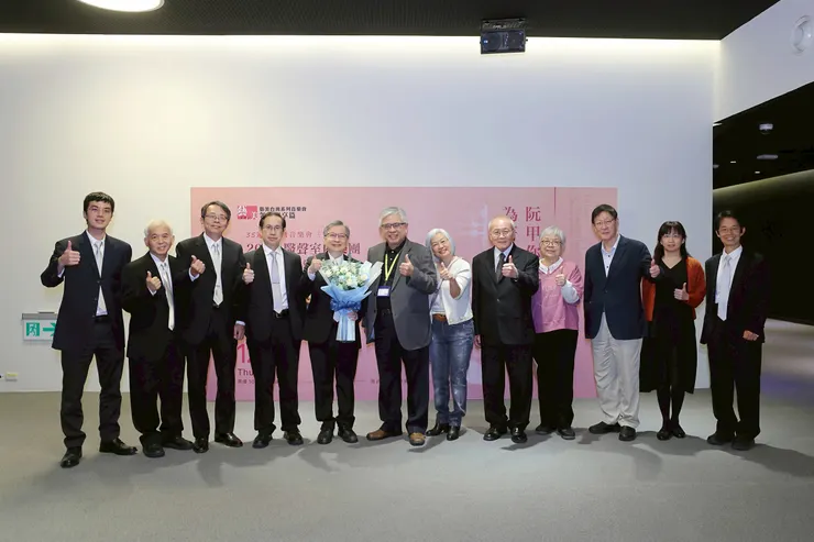 「醫聲室內樂團」與伊甸基金會的主管們合影留念。