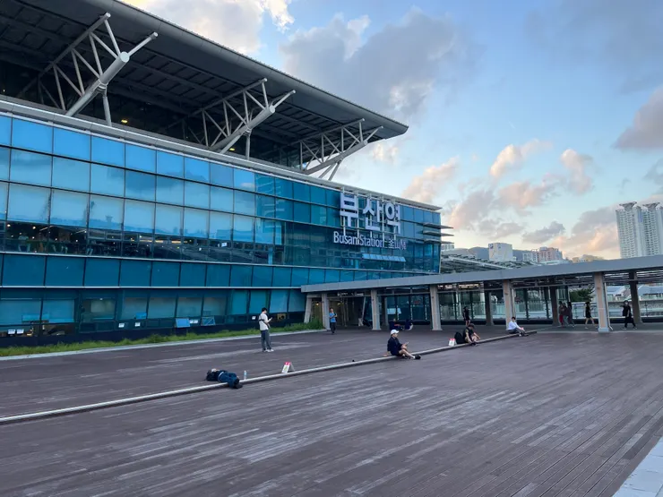 b.釜山車站2樓後側平台(連通電動步道)