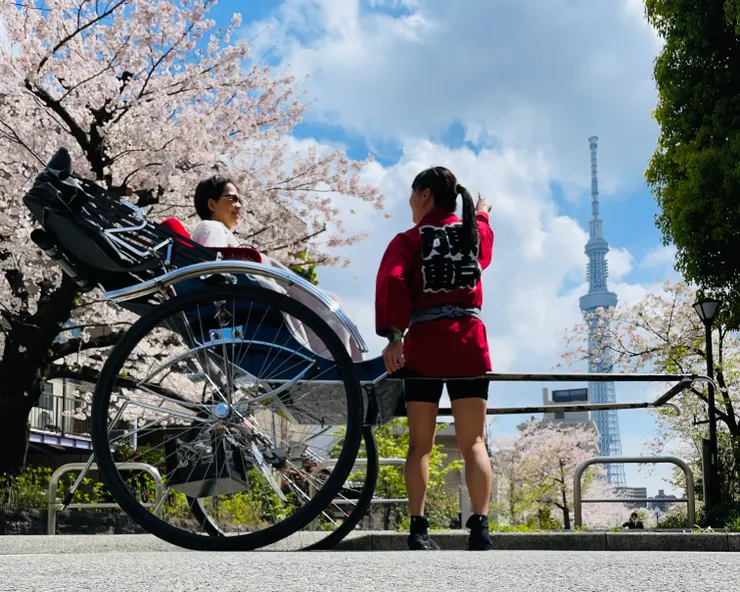 為客人介紹淺草的歷史與景觀