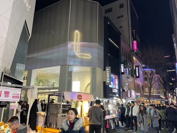 明洞的蘭芝旗艦店，樓上要預約才能上去。