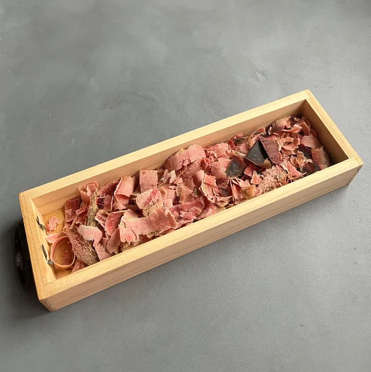 用在花蓮買的柴魚刨刀，削的是上次在沖繩買的柴魚塊。完全想起來為什麼我很少削柴魚，因為超級累的…