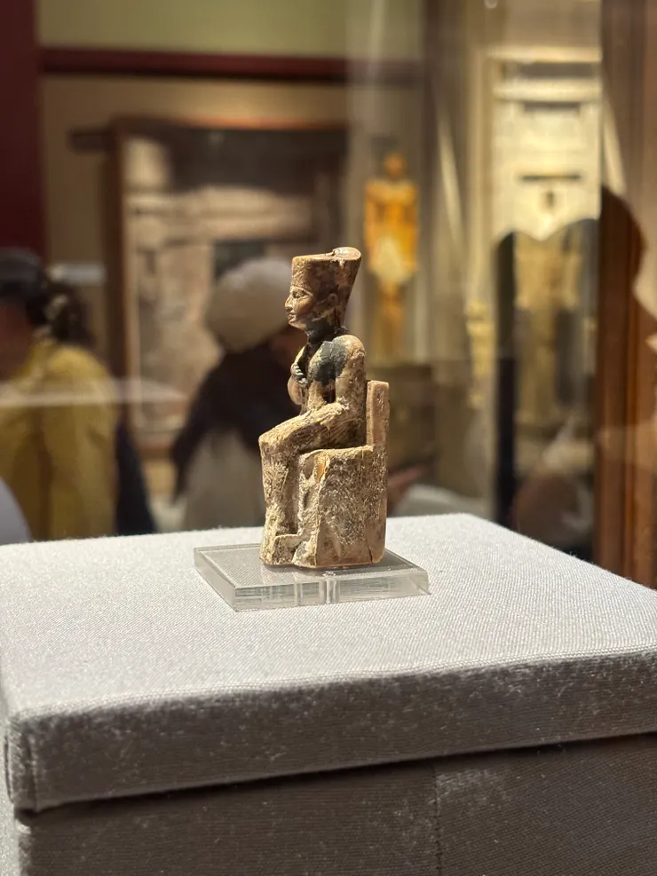 在埃及博物館的古夫雕像