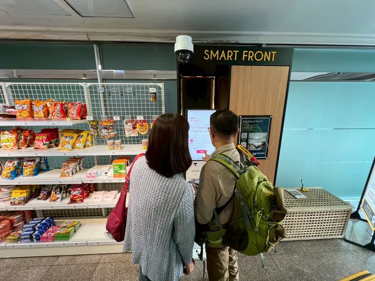 自助check in 但上方有監視器