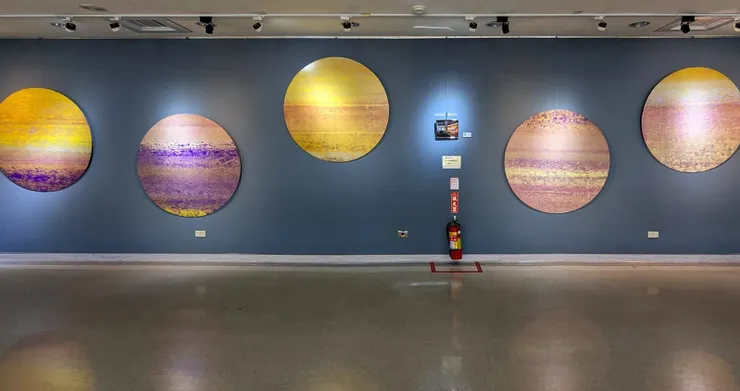 RHS將展覽空間轉化為光譜化的感知場域，每一顆虹心球與牆面單元都是感知節點。RHS transforms gallery space into a spectral field of perception each Rainbow Heart Sphere and wall unit is a node of perception.