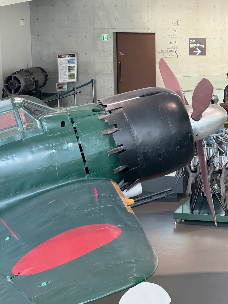 對比後期款「零戰」62型（A6M7 Model 62、零式爆戰），機頭罩後方的原廠標準散熱設計 © 馬思高