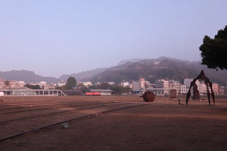 早上七點無人的駁二大草原