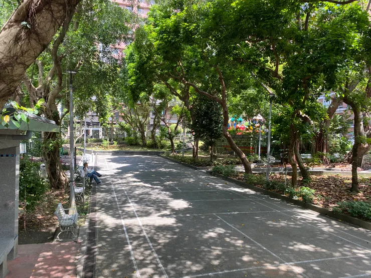 景豐公園原是河道遺址，因此整體呈下沉式地形。萬盛溪就從中央流過