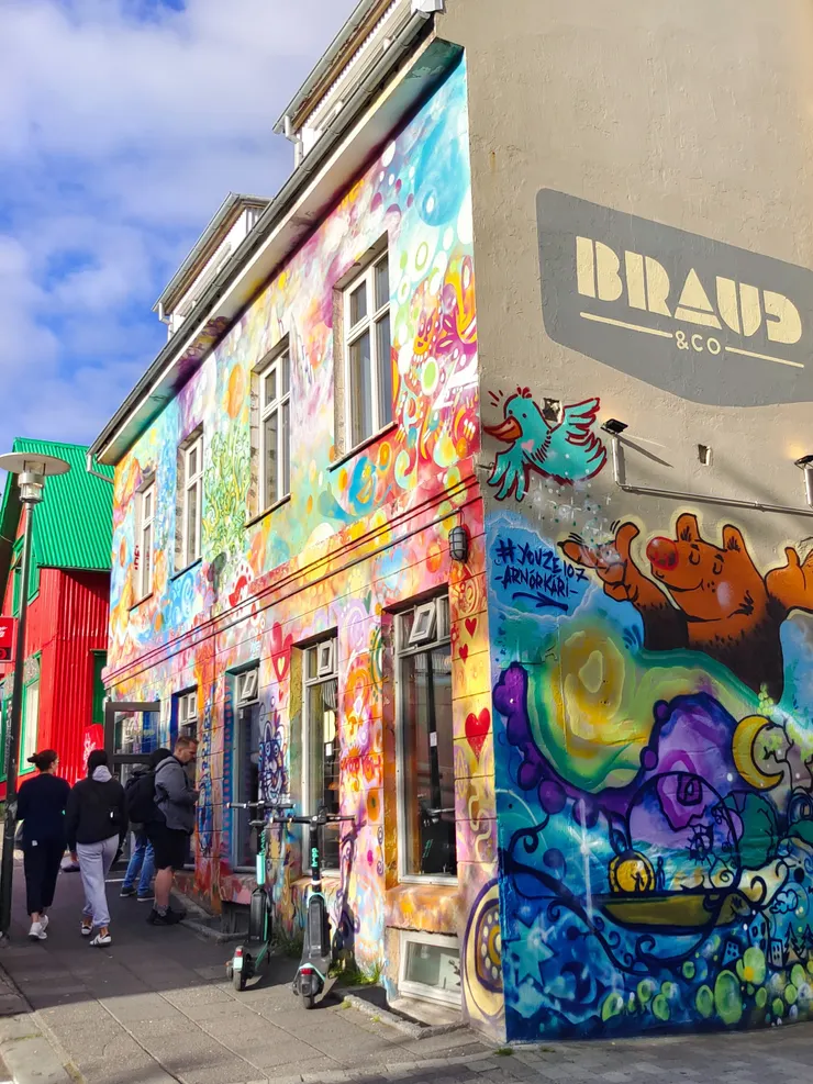 Brauð & Co烘焙坊的外牆上也有美麗的彩繪。