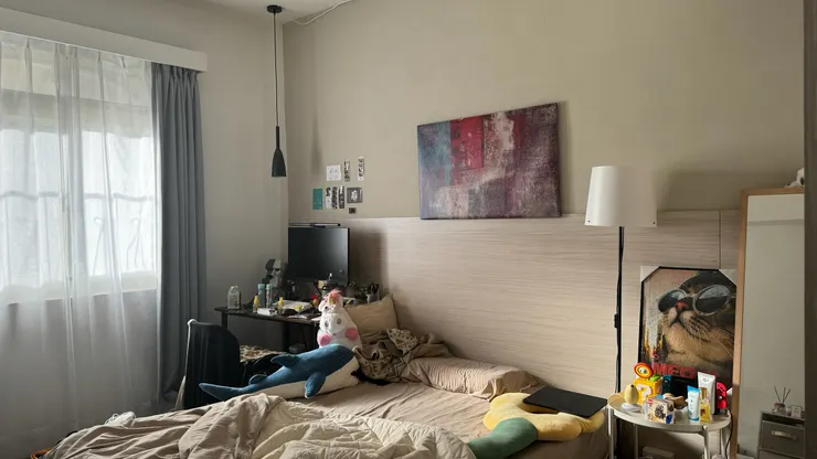 下班後的我，總在這個小小的空間裡慢慢放鬆。 沒有刻意的完美，卻有真實的溫度。  也就是在這樣的房間裡， 我第一次意識到—— 原來空間的氛圍，可以療癒一個人。 